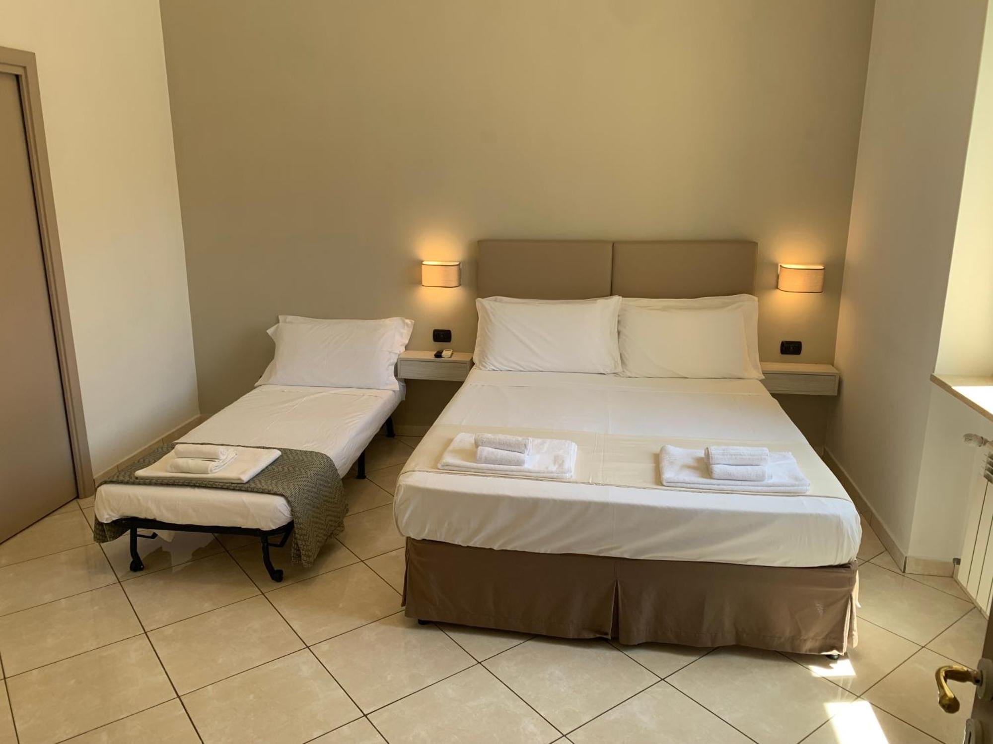 Tuanis Hotel Наполи Екстериор снимка