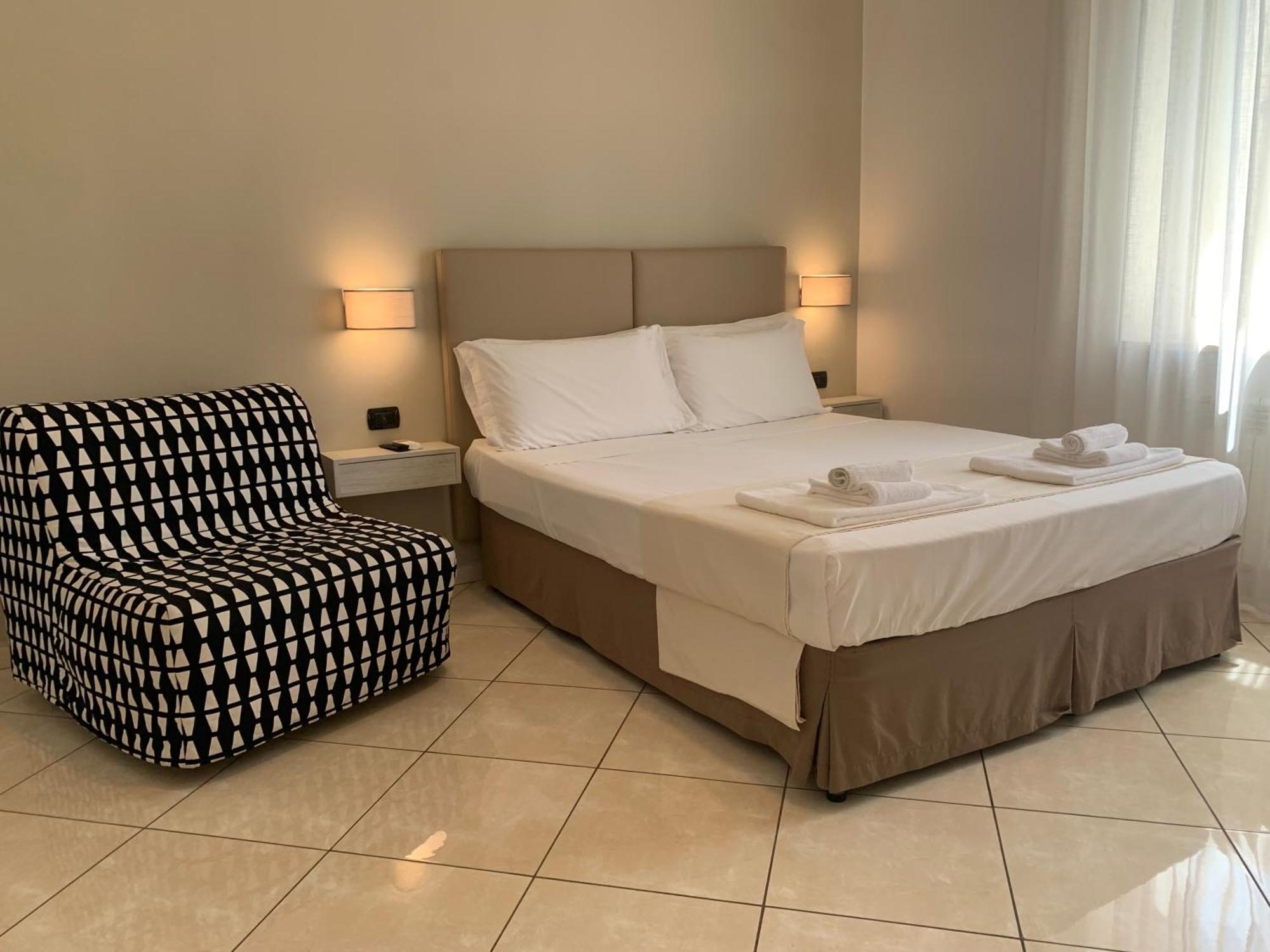 Tuanis Hotel Наполи Екстериор снимка