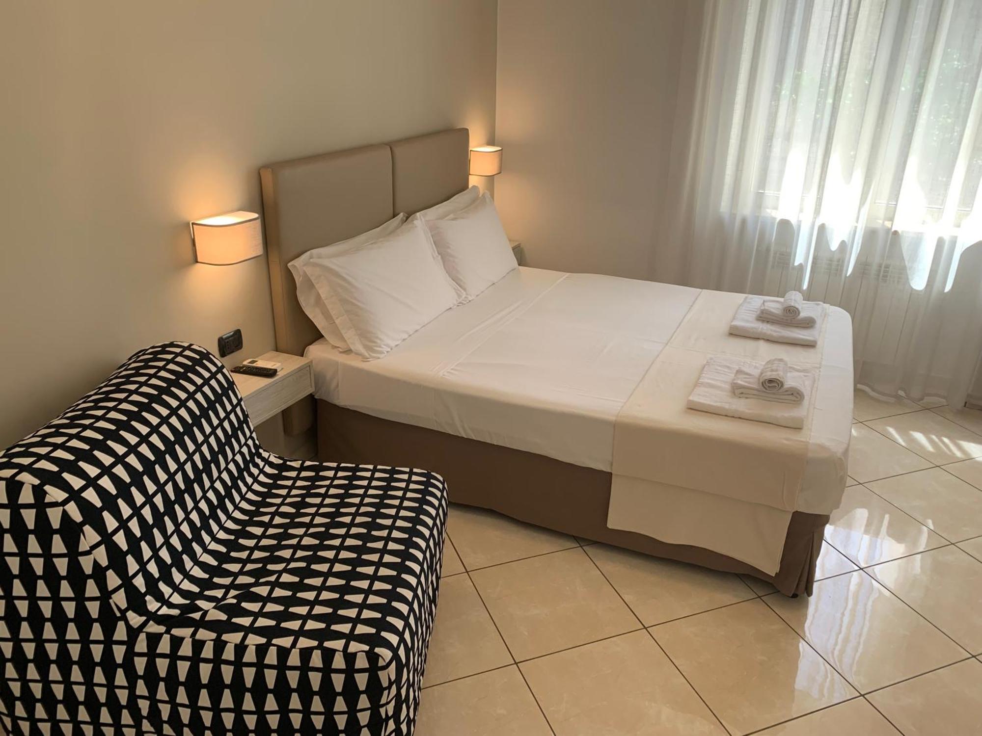 Tuanis Hotel Наполи Екстериор снимка