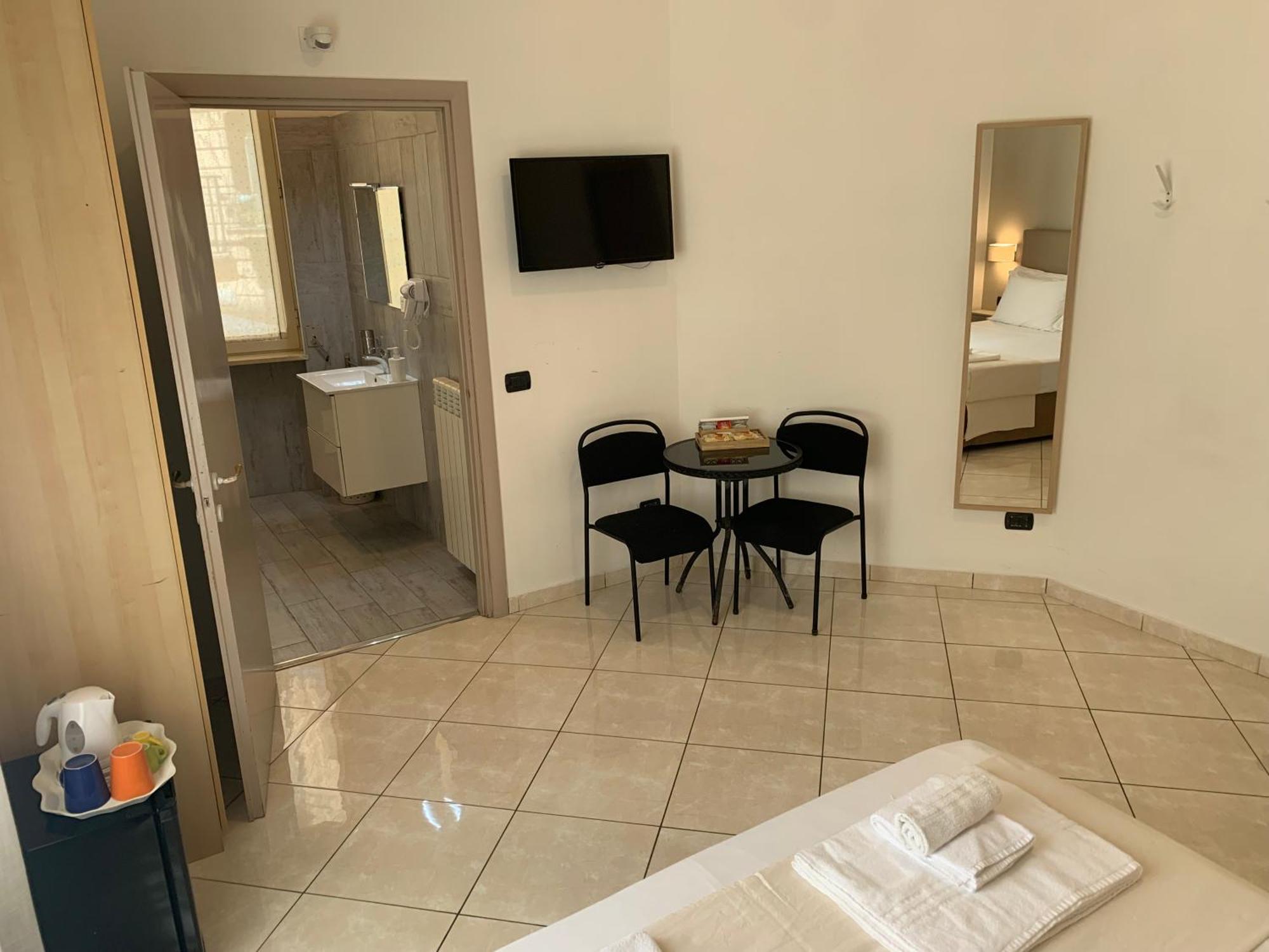 Tuanis Hotel Наполи Екстериор снимка
