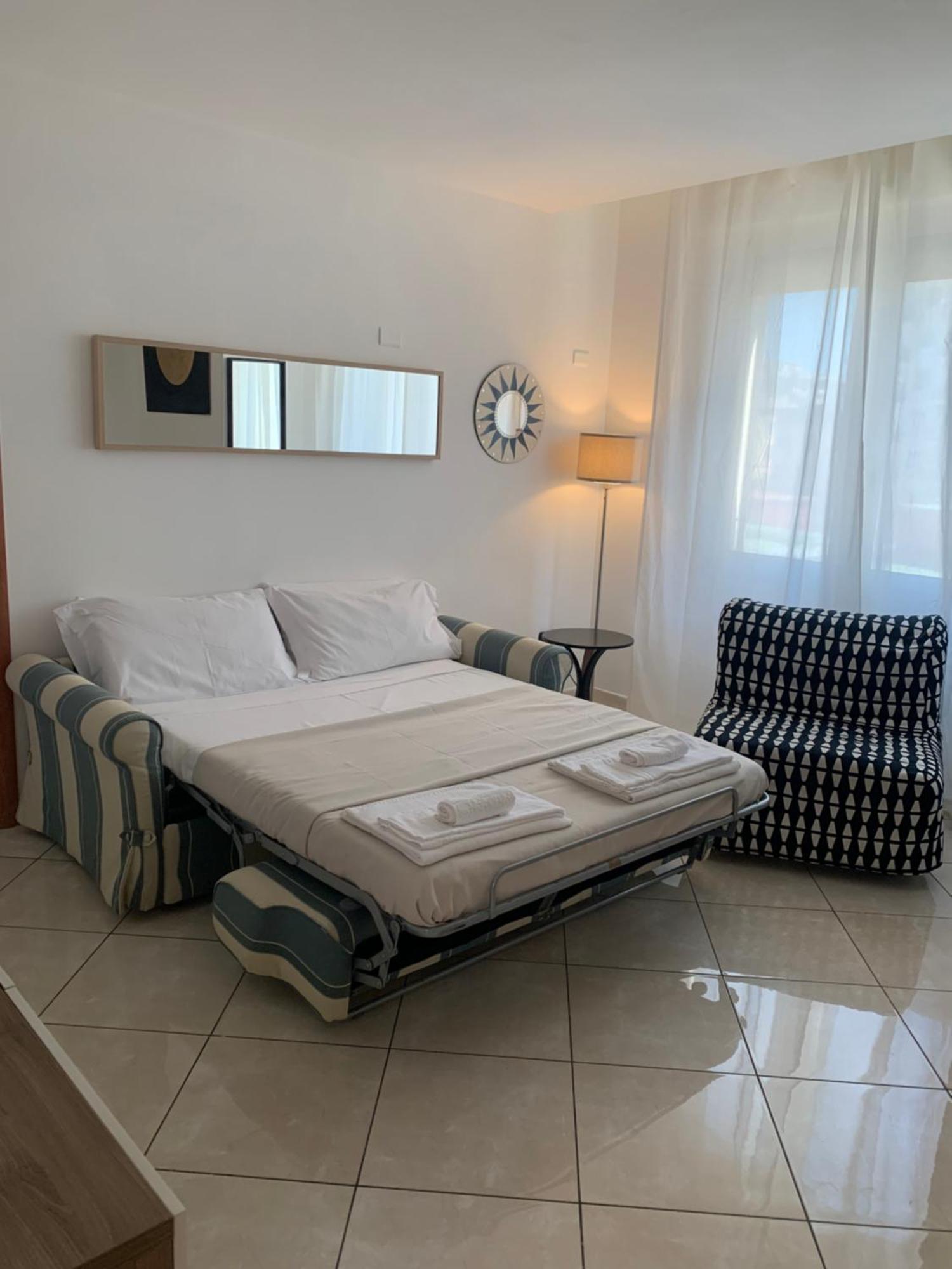 Tuanis Hotel Наполи Екстериор снимка